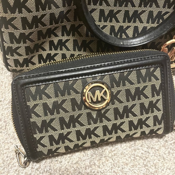 Michael Kors bag and wallet set - Picture 6 of 8
